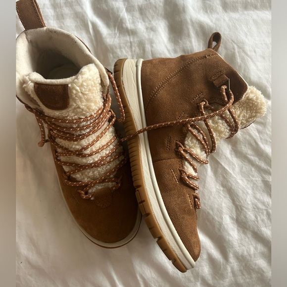PRE-LOVED UGG Winter boots - Picture 4 of 7